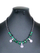 Collier artisanal marocain avec pierres verte, agrémenté de petites breloques tourbillon en métal argenté