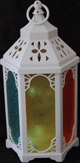 Grande lanterne blanche avec lumiere et vitres multicolores