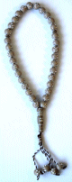 Chapelet "Sebha" beige a 33 grains avec motifs argentes