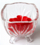 Bougie parfumee sous forme de fleur de couleur rouge dans un joli recipient en verre