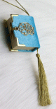 Pendentif Mini-Coran recouvert de velours avec parties dorees (Deco Islam) - Couleur bleu