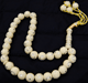 Chapelet "Sebha" blanc casse a 33 grains avec motifs argentees croissant musulman
