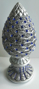 Objet decoratif islamique argente avec les 99 Beaux Noms d'Allah avec decoration d'emeraudes bleues