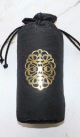 Tapis avec son etui cylindrique decore de plaque metallique doree - Couleur Blanc et Noir