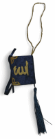 Pendentif Mini-Coran recouvert de velours avec parties dorées (Déco Islam) - Couleur bleu Pendentif Mini-Coran recouvert de velours avec parties dorées (Déco Islam) - Couleur bleu