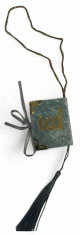 Pendentif Mini-Coran recouvert de velours avec parties dorées (Déco Islam) - Couleur gris Pendentif Mini-Coran recouvert de velours avec parties dorées (Déco Islam) - Couleur gris