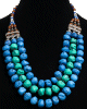 Collier fantaisie imitation pierres bleues turquoises et perles agencées par des armatures argentées ciselées Collier fantaisie imitation pierres bleues turquoises et perles agencées par des armatures argentées ciselées